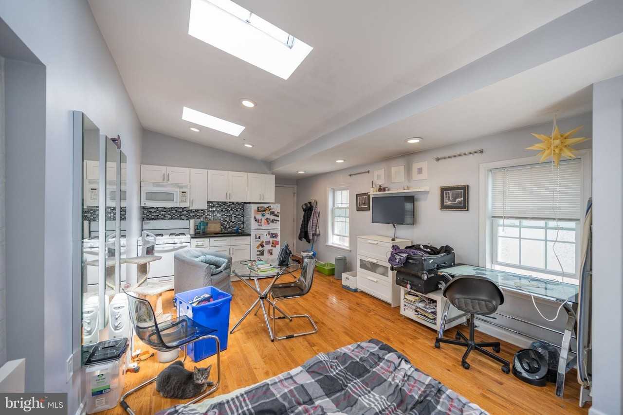 1116 Pine St #3R - Photo 5 of 10