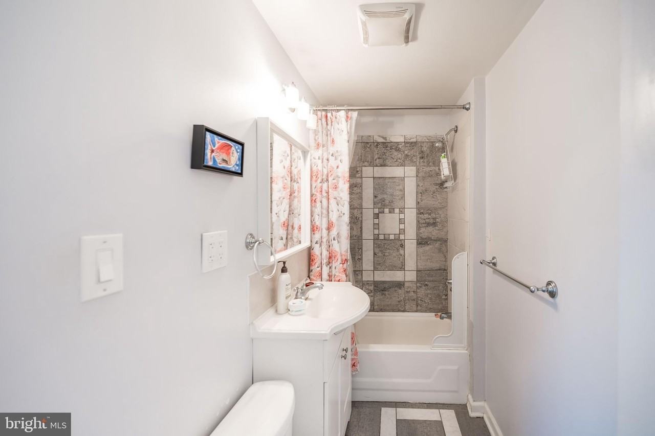 1116 Pine St #3R - Photo 6 of 10