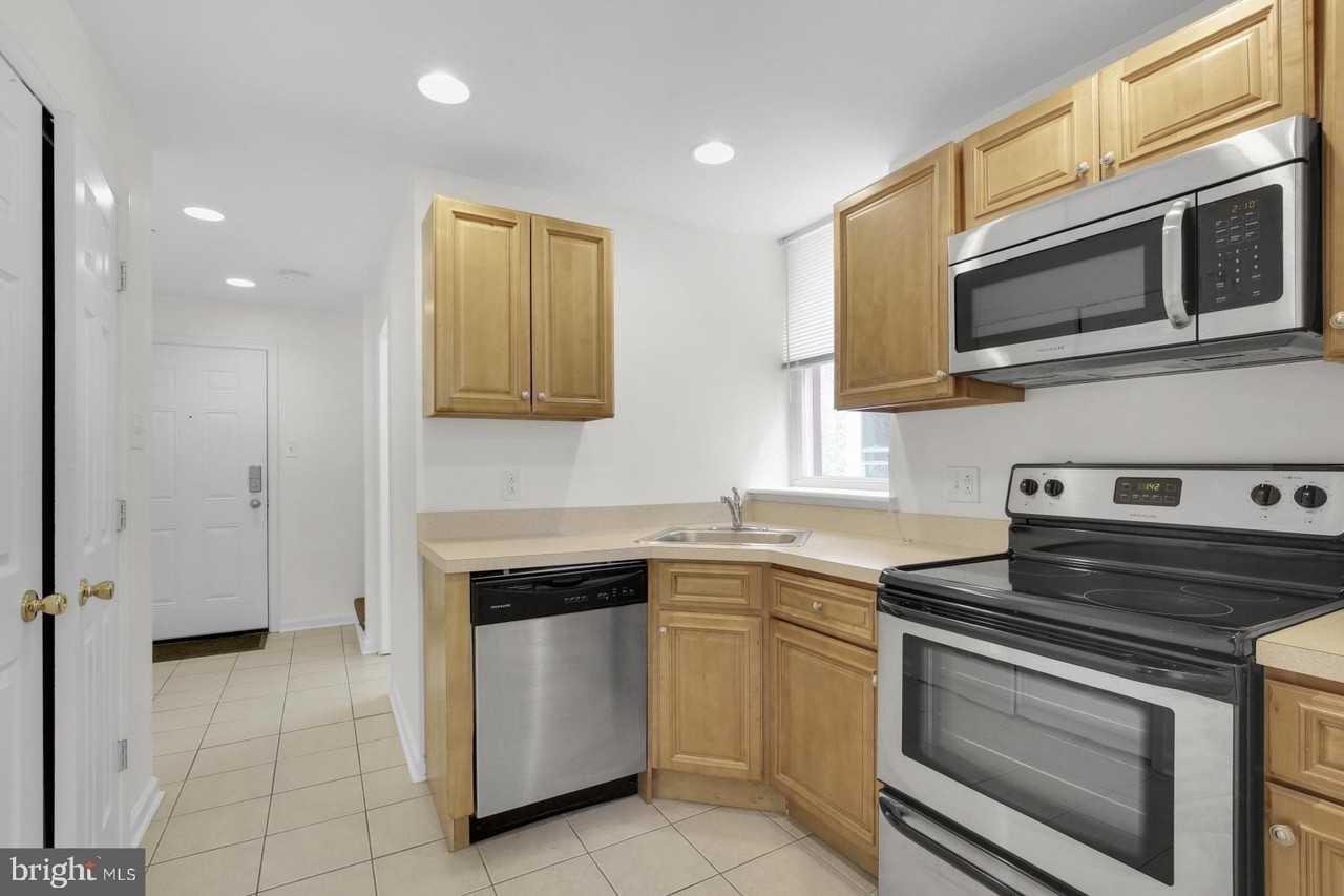 1526 Brown St #2 - Photo 6 of 24