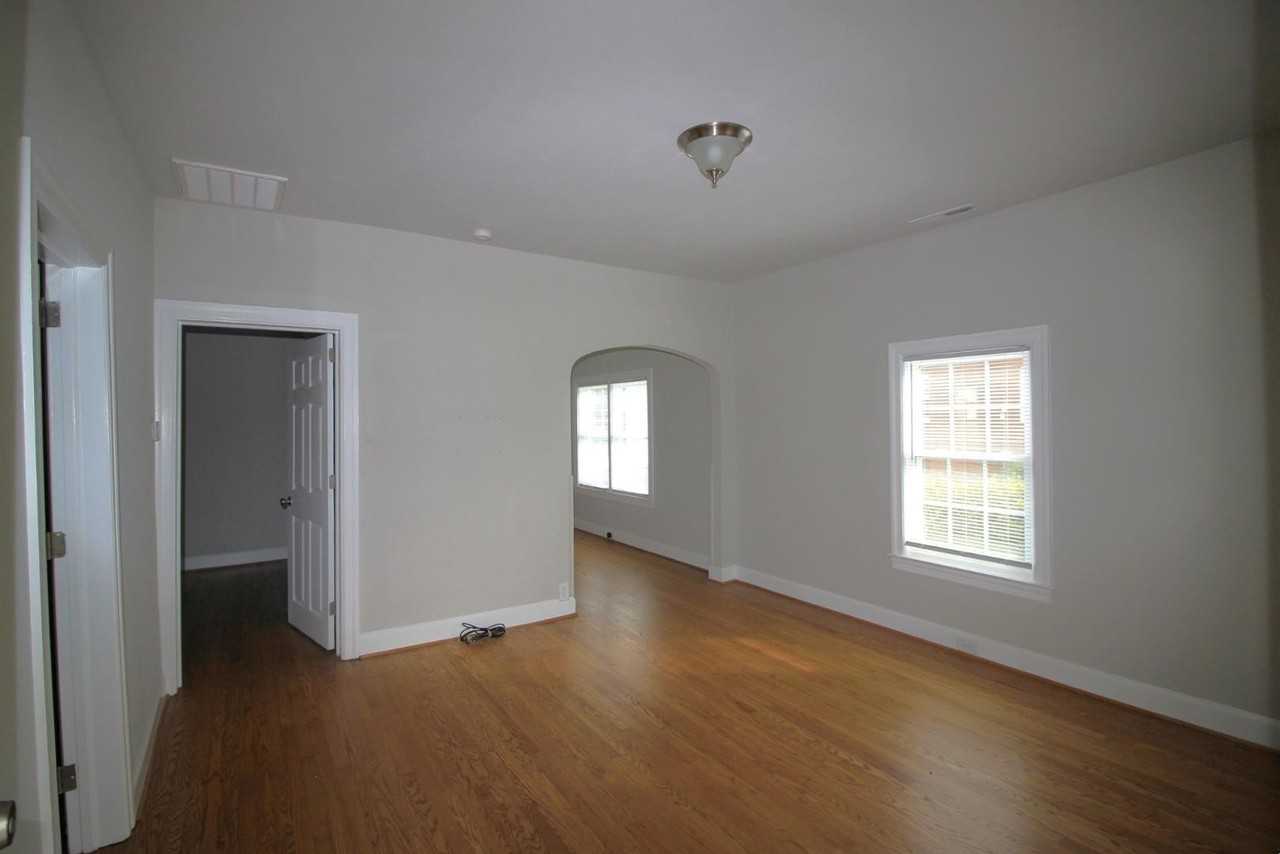 212 N Main St - Photo 4 of 24