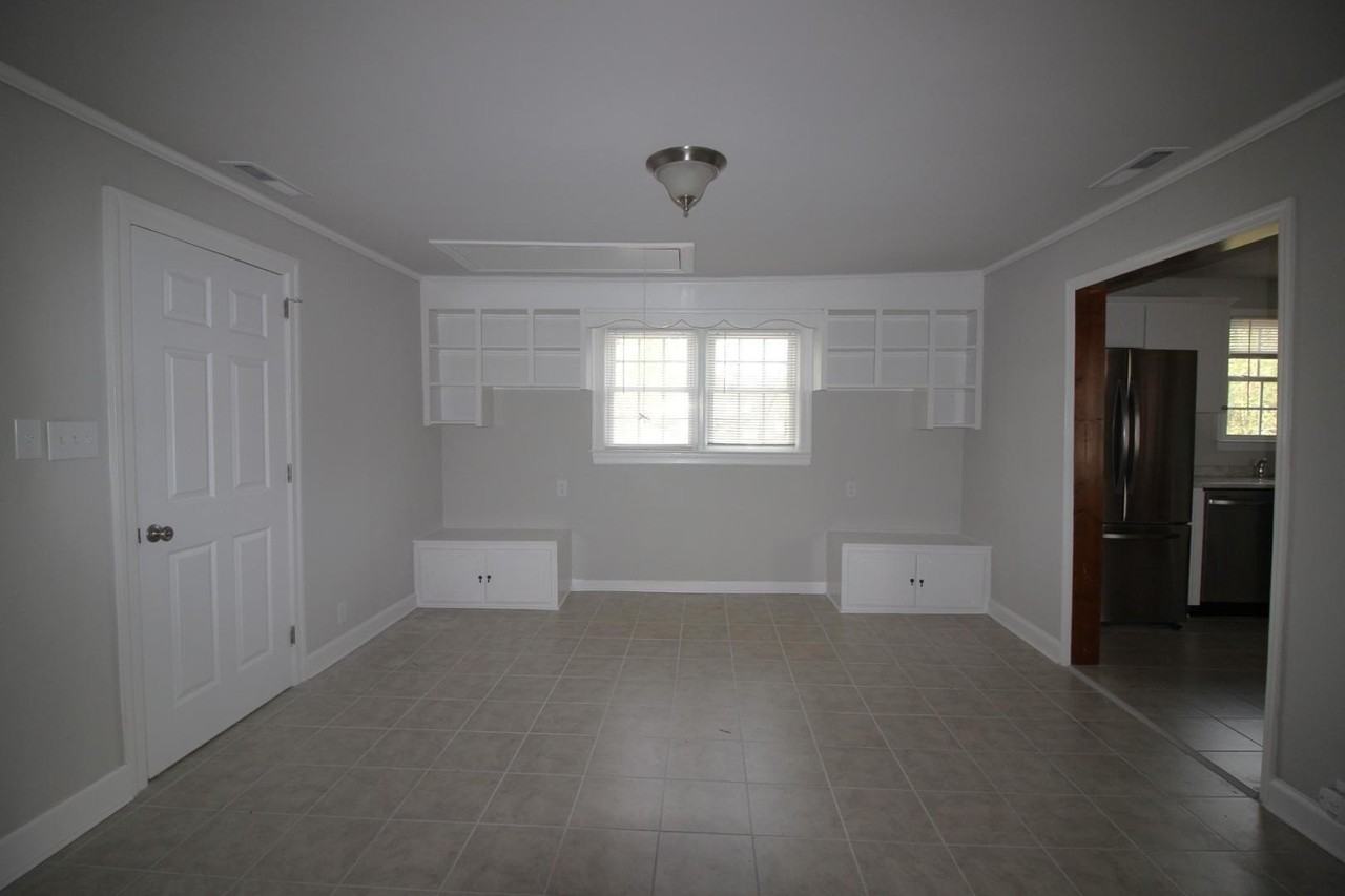 212 N Main St - Photo 7 of 24