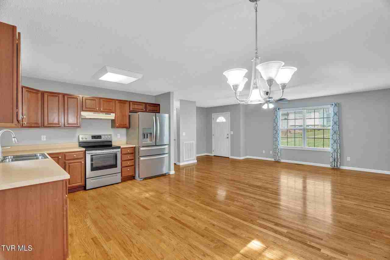 1125 Faye St - Photo 2 of 36