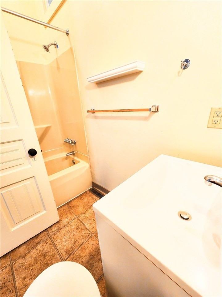 613 Ivy St #1 - Photo 4 of 6