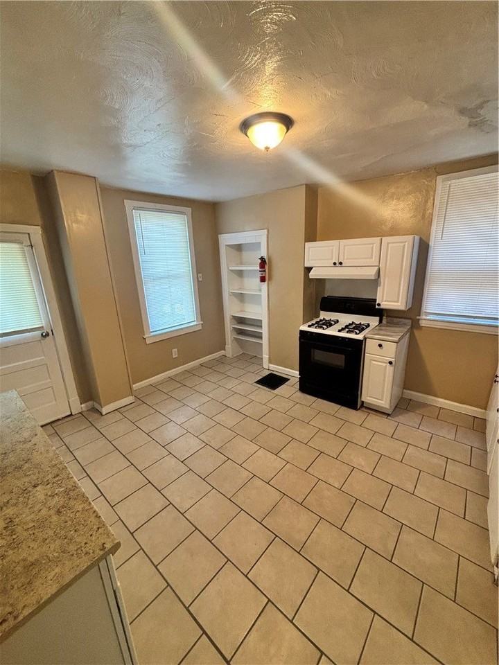 235 Arabella St - Photo 5 of 28