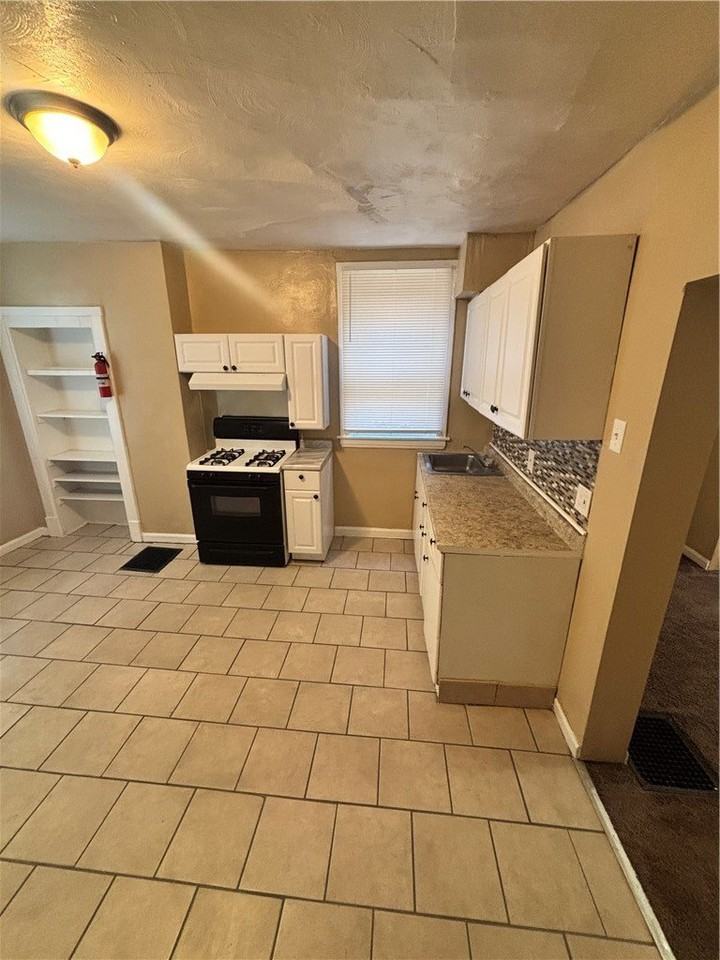 235 Arabella St - Photo 6 of 28
