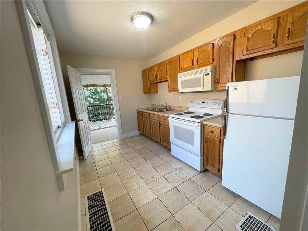 214 Vine St - Photo 6 of 10