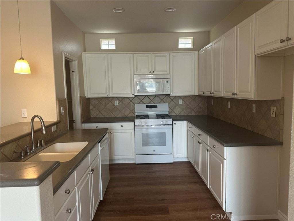 11224 Dewitt Dr - Photo 6 of 15