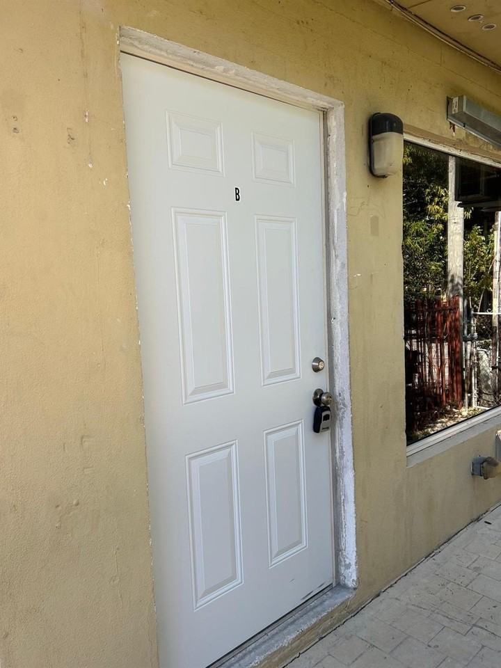 709 8th St #B - Photo 2 of 14