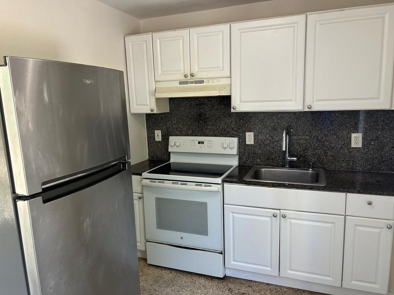 709 8th St #B - Photo 3 of 14