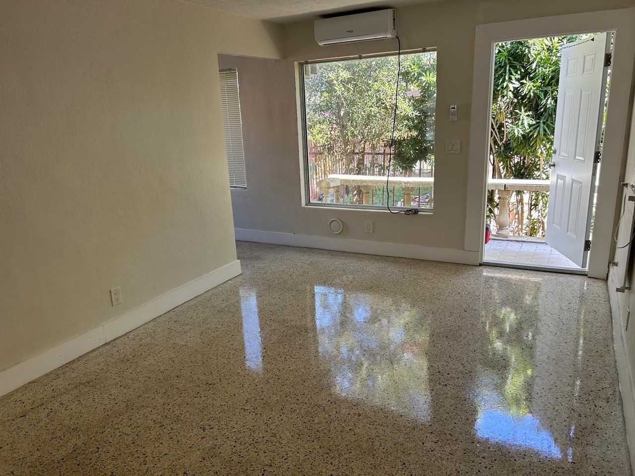 709 8th St #B - Photo 4 of 14