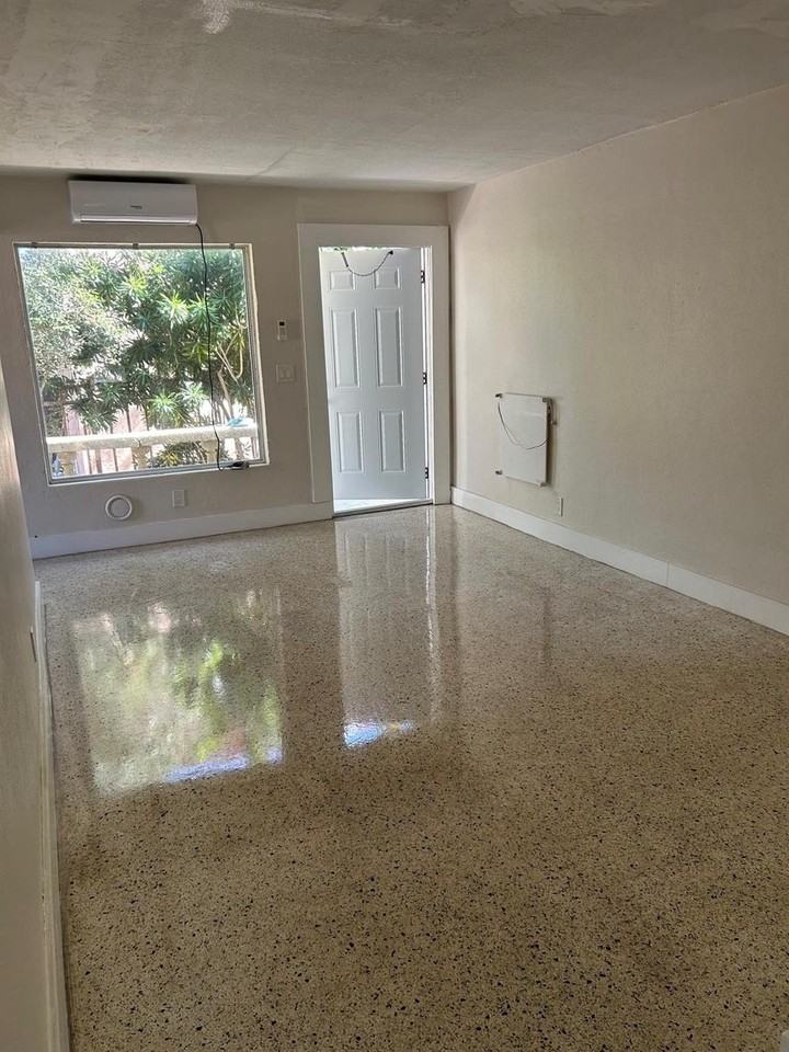 709 8th St #B - Photo 5 of 14