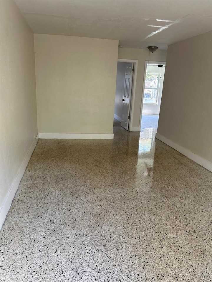 709 8th St #B - Photo 6 of 14