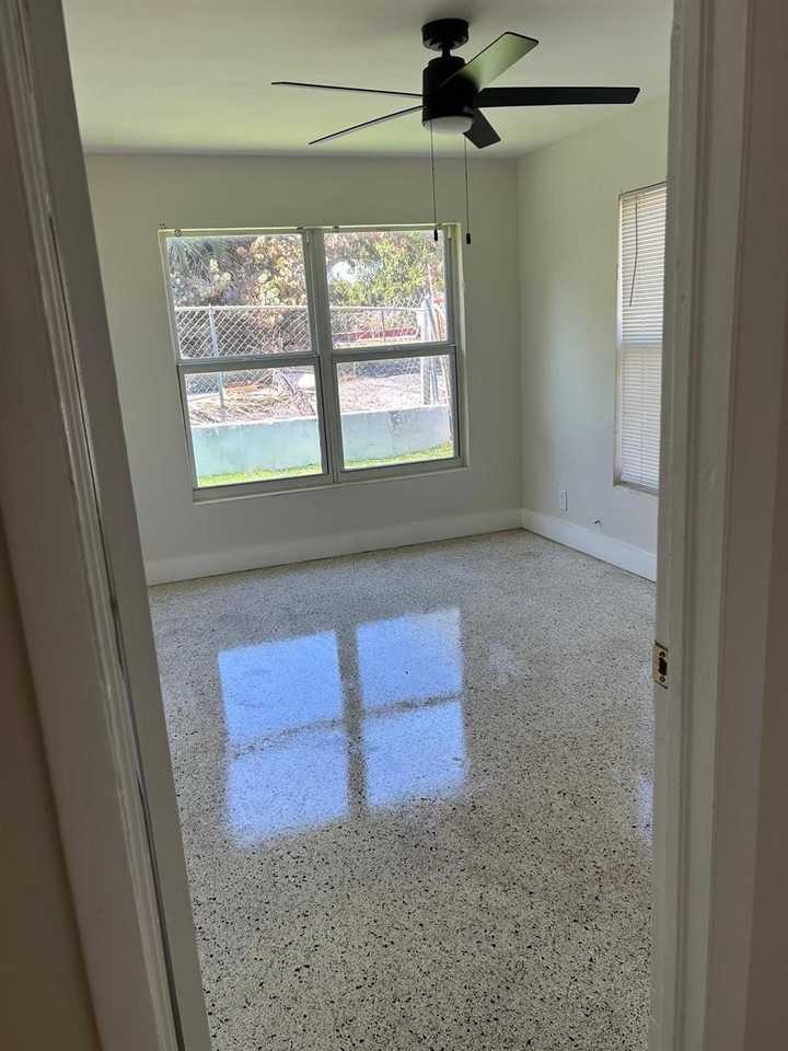 709 8th St #B - Photo 7 of 14