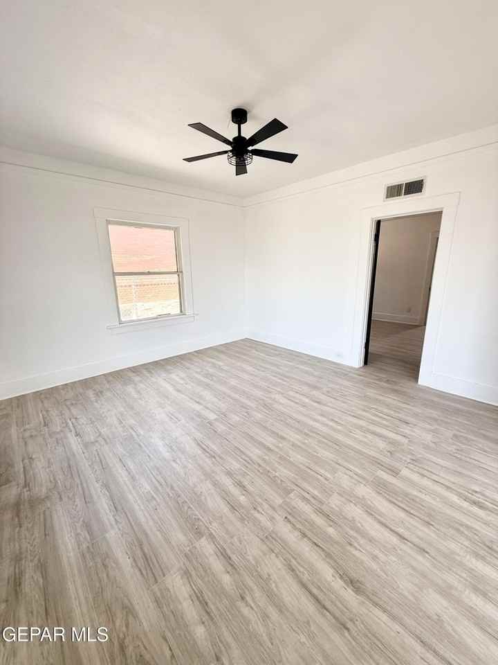 3203 Frankfort Ave - Photo 4 of 16