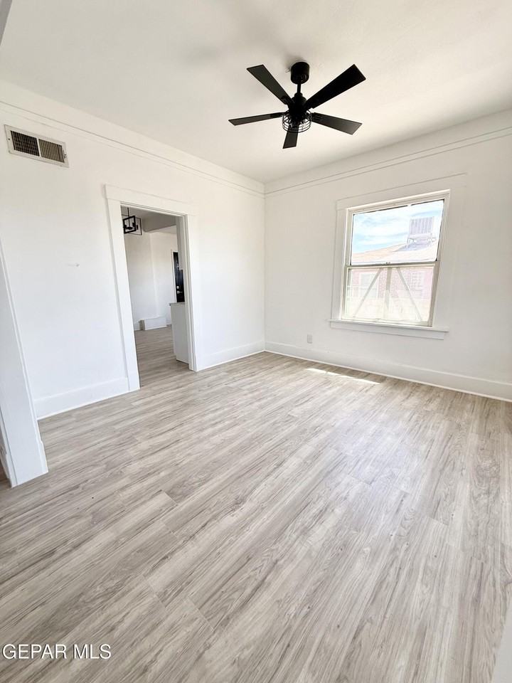 3203 Frankfort Ave - Photo 5 of 16