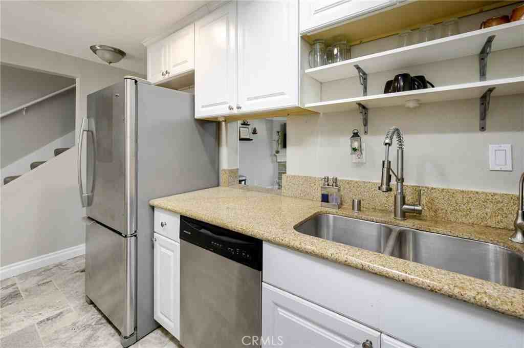 23821 Hillhurst Dr - Photo 5 of 13