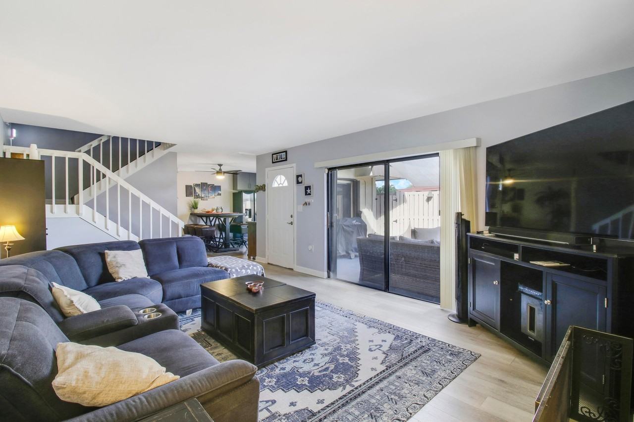 912 9th Ct - Photo 3 of 21