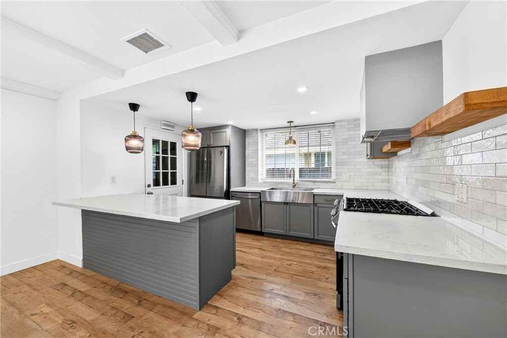 2571 Wilshire Ave - Photo 4 of 29