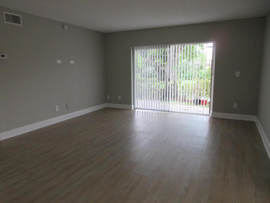 4065 Nw 114th Ave - Photo 2 of 15