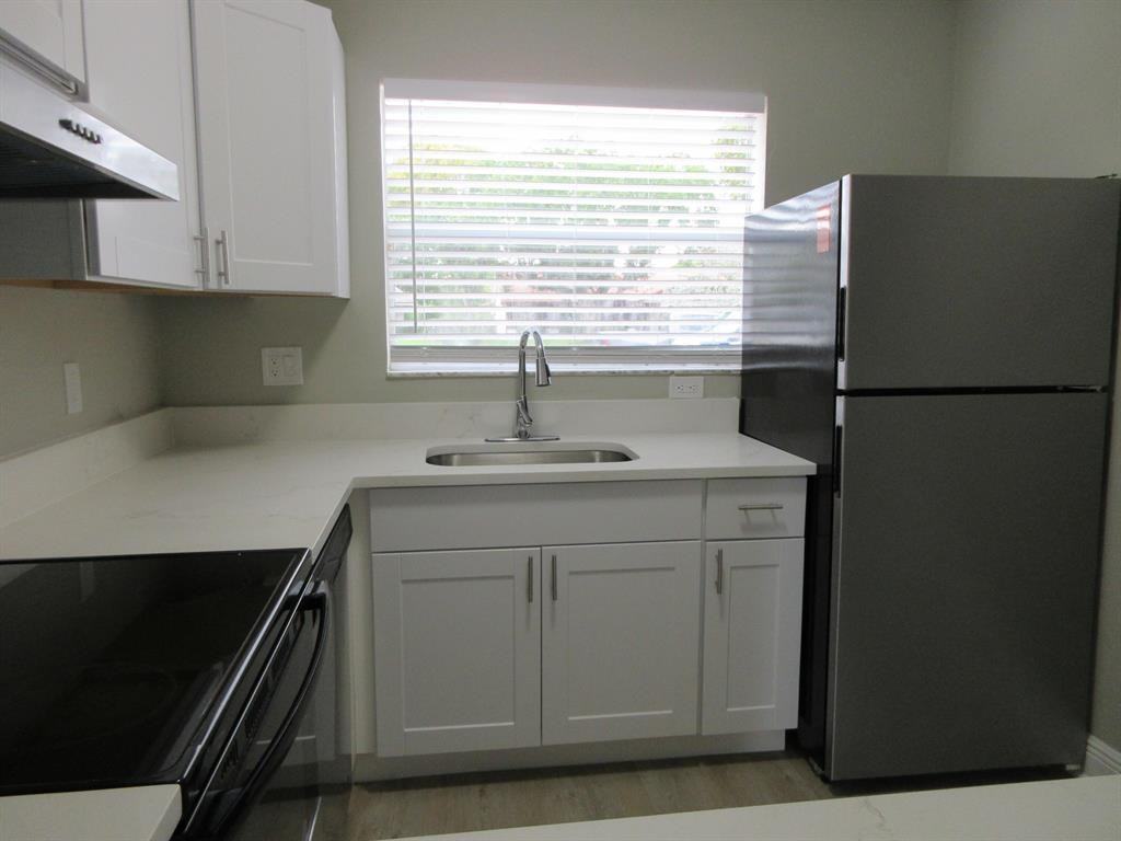 4065 Nw 114th Ave - Photo 4 of 15