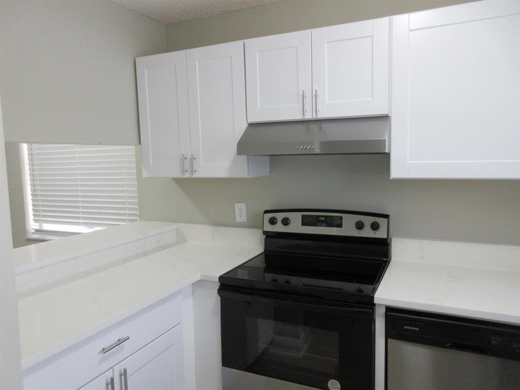 4065 Nw 114th Ave - Photo 5 of 15