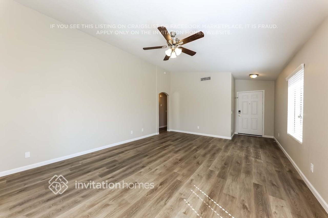 5029 W Kerry Ln - Photo 3 of 17