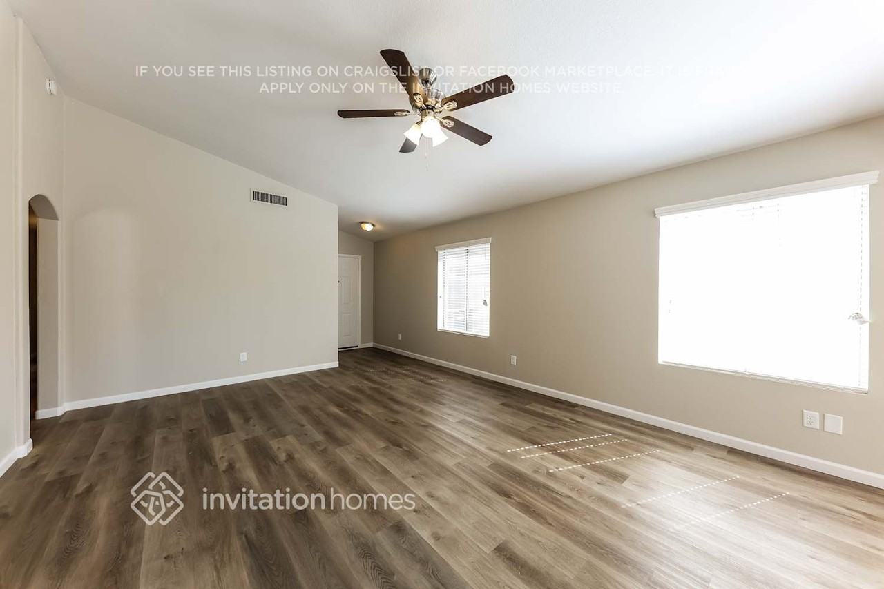 5029 W Kerry Ln - Photo 4 of 17