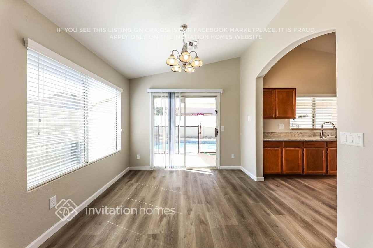 5029 W Kerry Ln - Photo 7 of 17