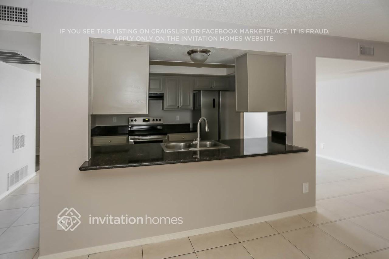 5726 N 46th Ave - Photo 5 of 15