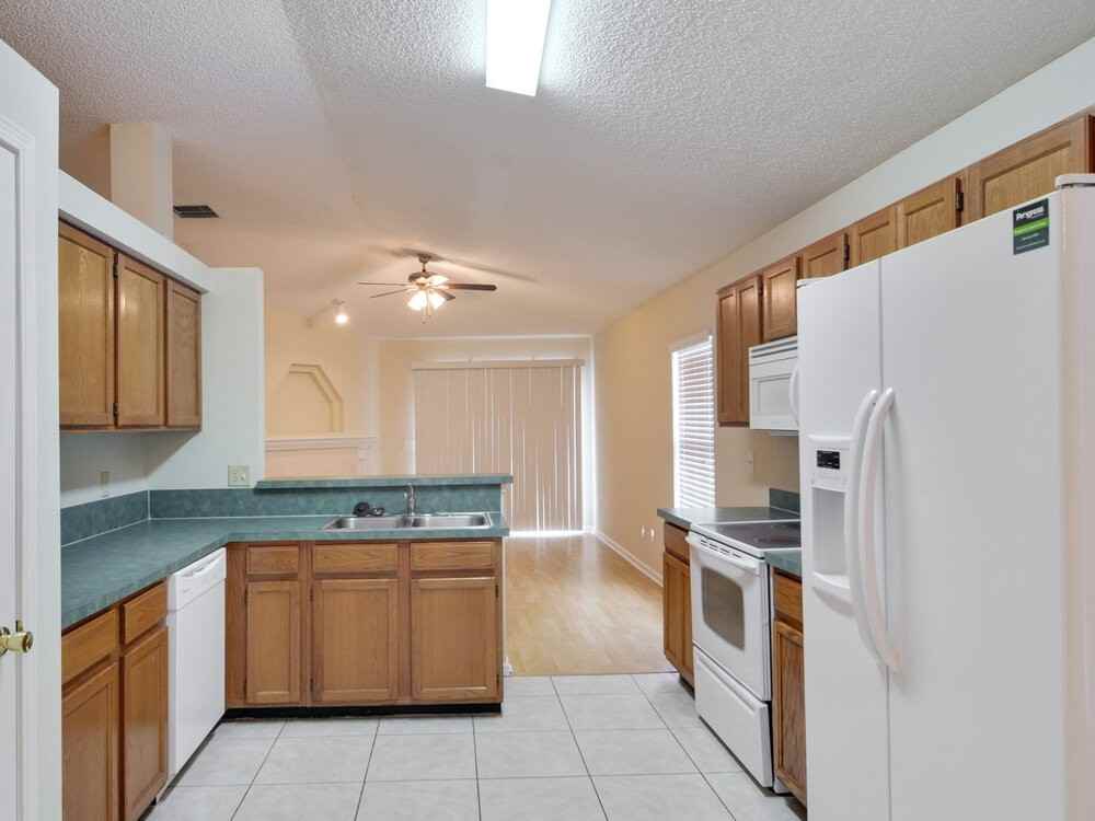 12440 Weyburn Ct - Photo 4 of 16