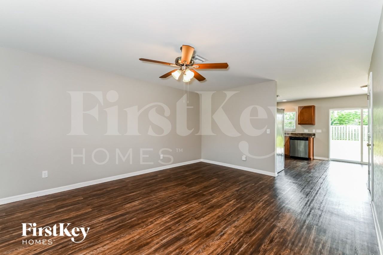 123 Sw 19th Ter - Photo 4 of 15