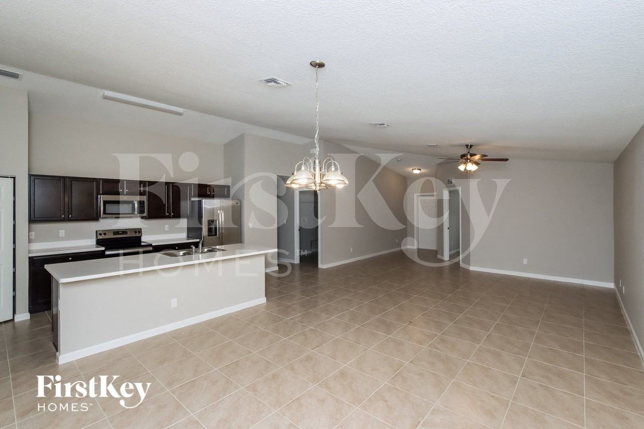 785 Coconut St Se - Photo 4 of 15