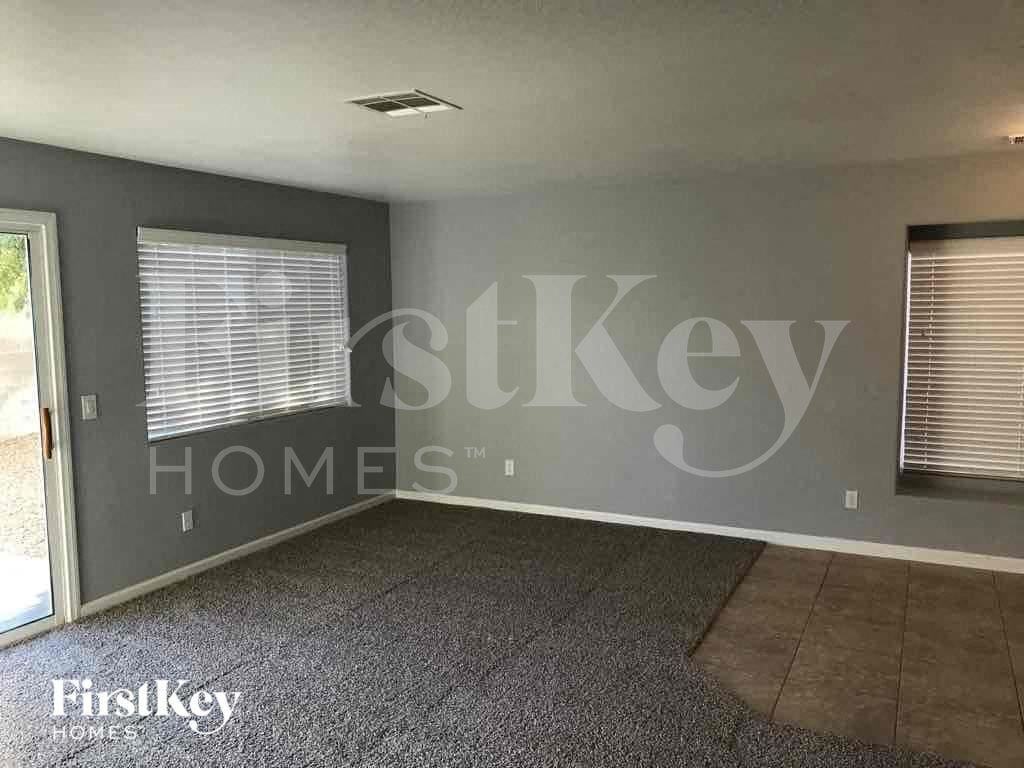 7404 Fencerow St - Photo 4 of 12