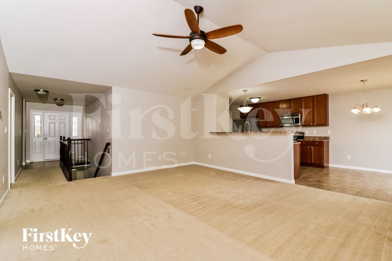 137 Boardwalk Gardens Dr - Photo 4 of 16