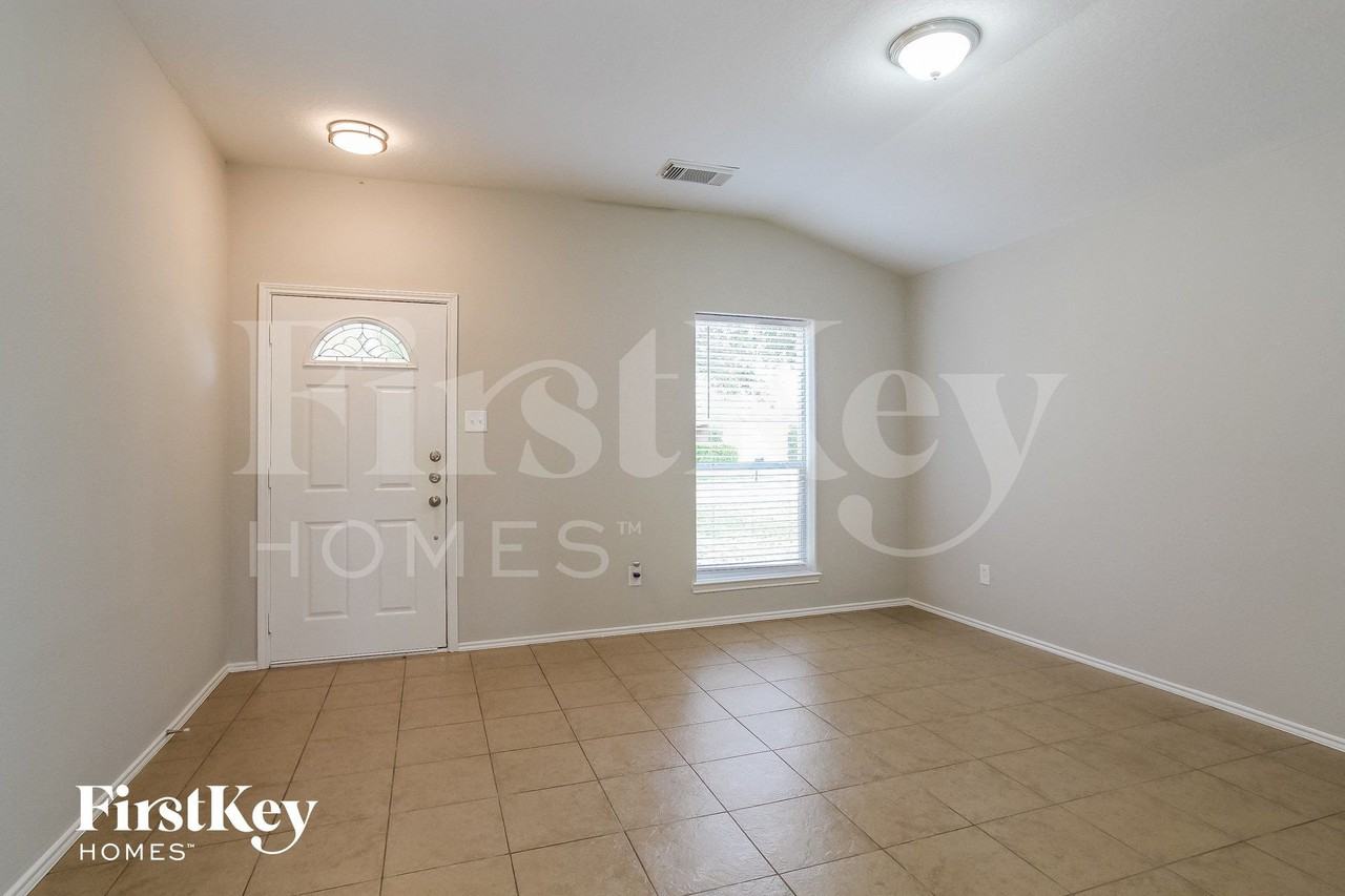 8110 Berkely Ct - Photo 3 of 14