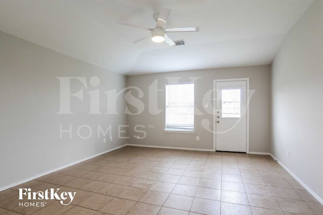 8110 Berkely Ct - Photo 4 of 14