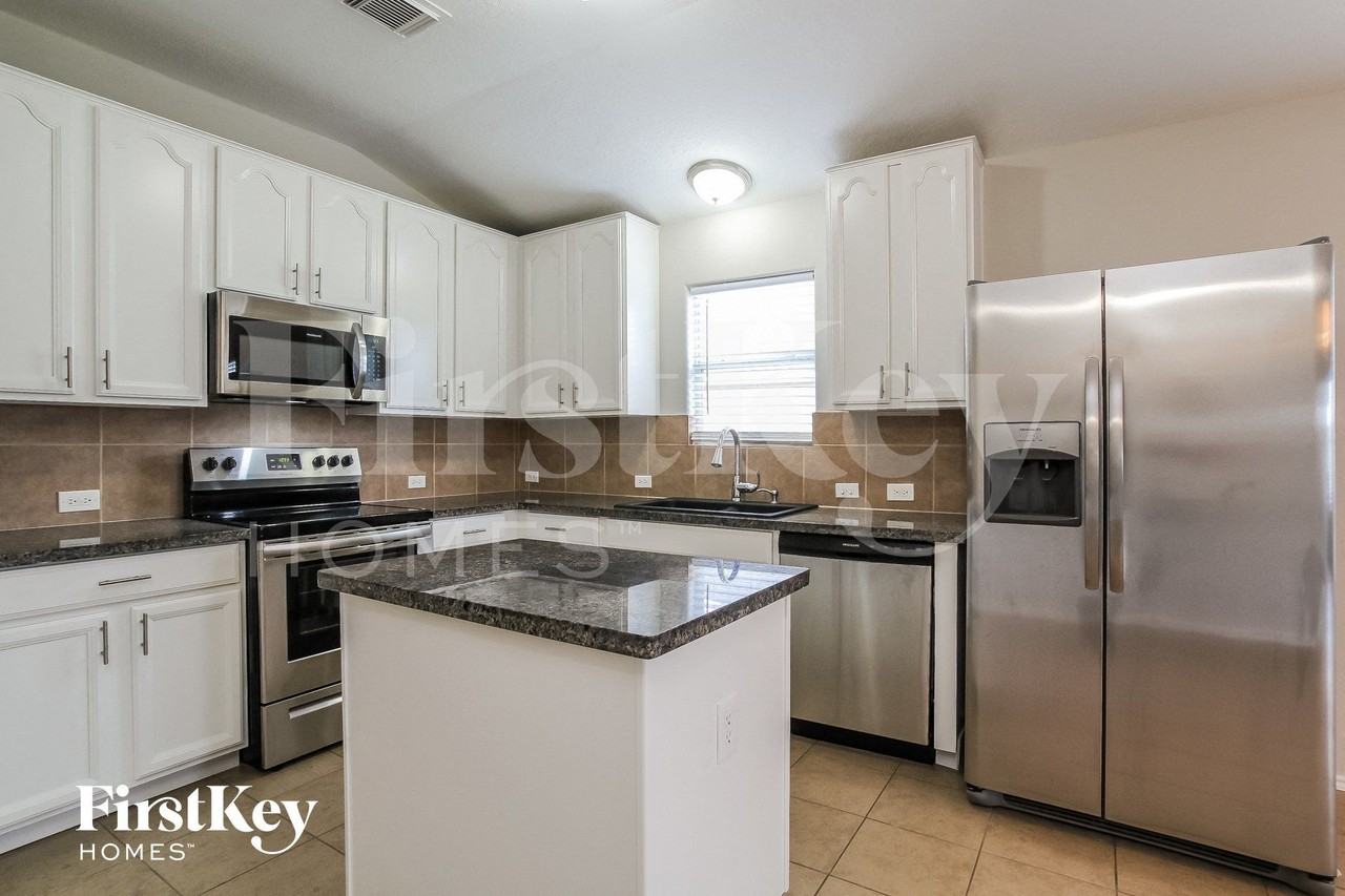 8110 Berkely Ct - Photo 6 of 14