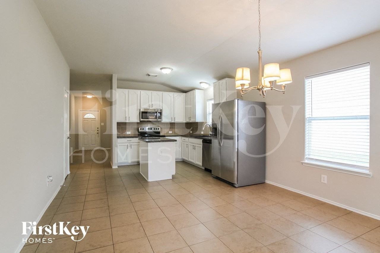 8110 Berkely Ct - Photo 7 of 14