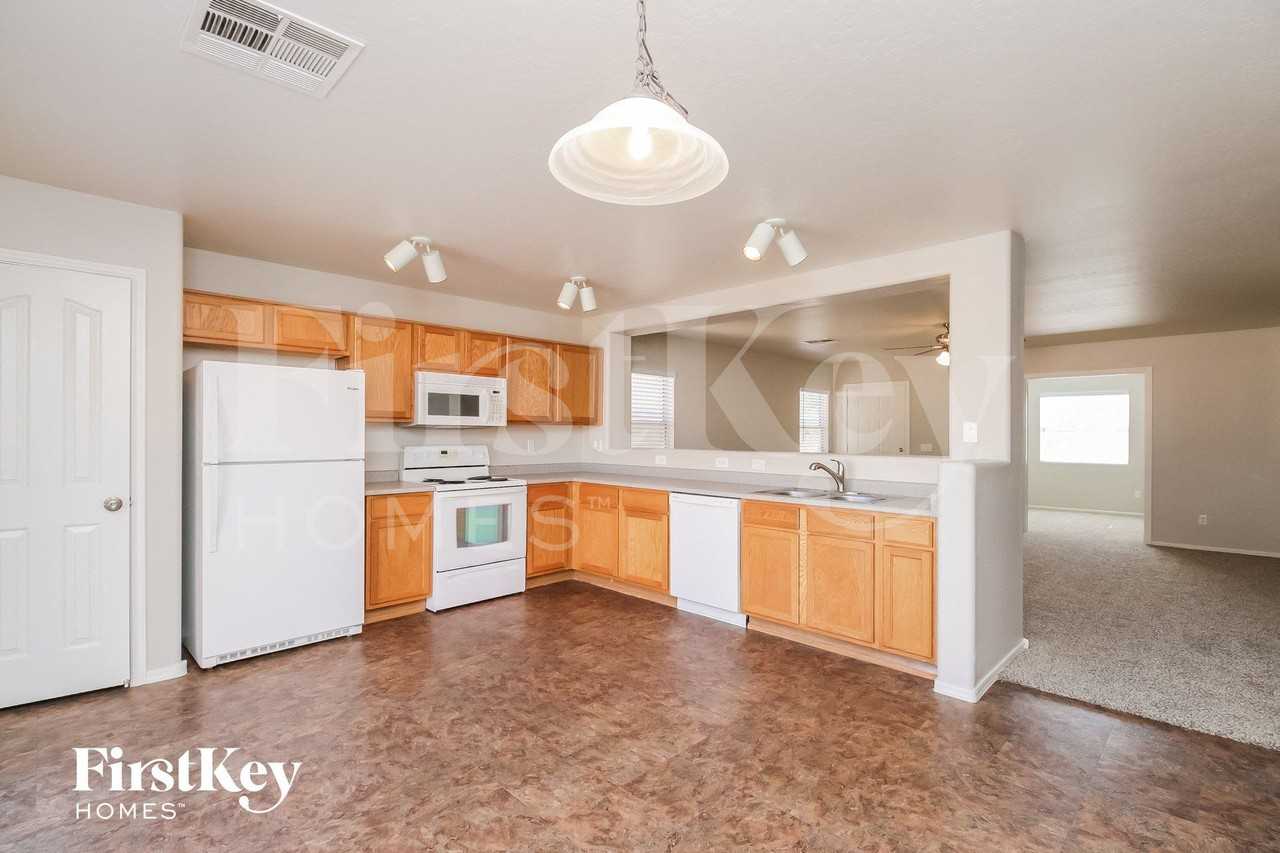 2532 E Olivine Rd - Photo 5 of 15
