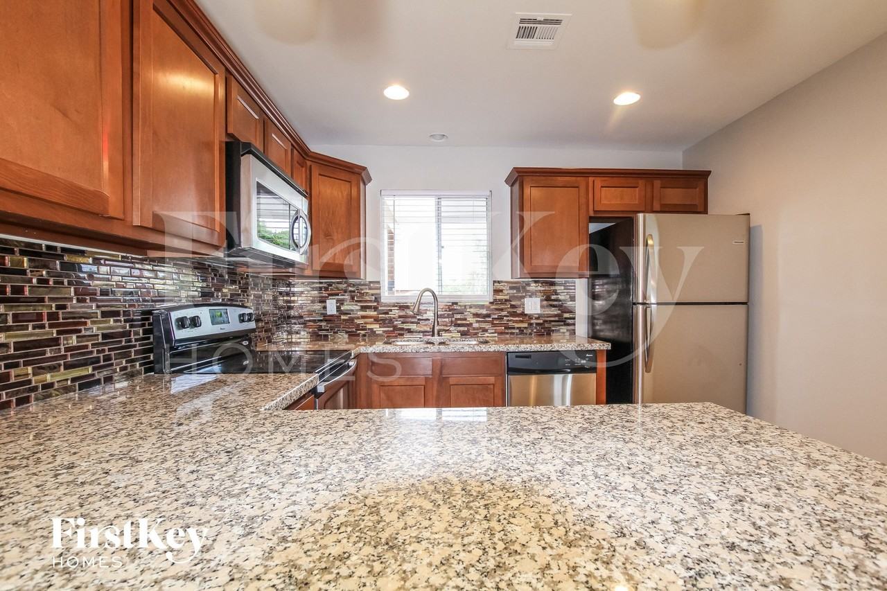 4237 W Brown St - Photo 5 of 15