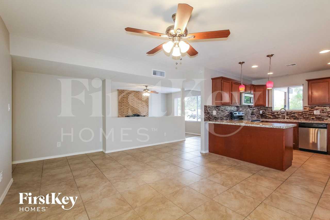 4237 W Brown St - Photo 7 of 15