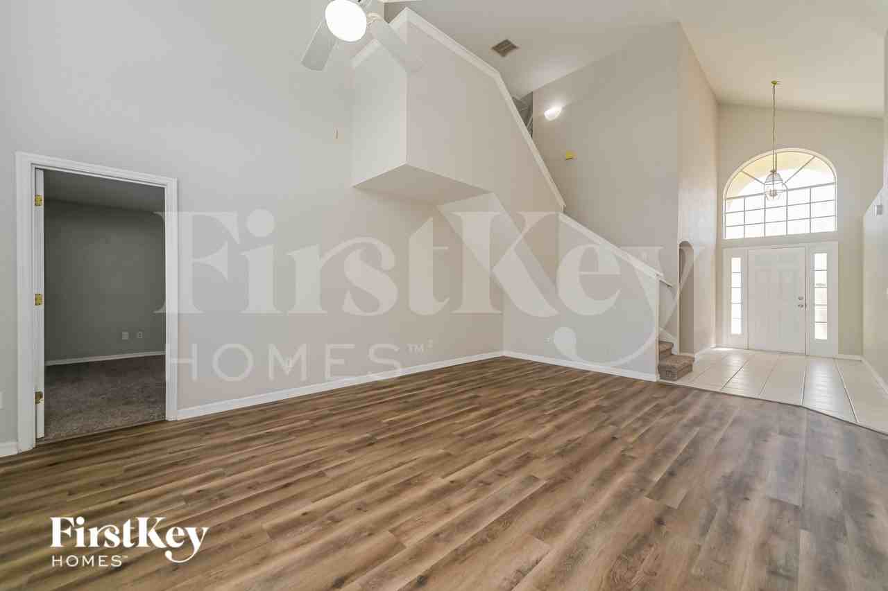 301 Balmoral Ct - Photo 4 of 19