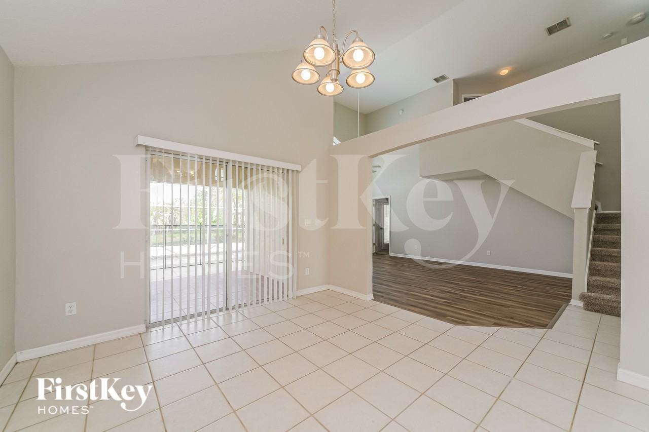 301 Balmoral Ct - Photo 7 of 19