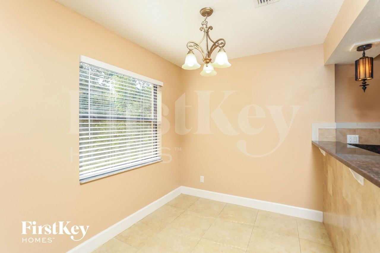 988 Glenview Cir - Photo 4 of 15