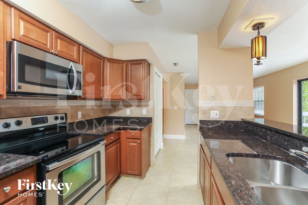 988 Glenview Cir - Photo 6 of 15