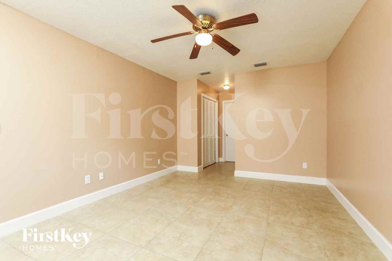 988 Glenview Cir - Photo 7 of 15