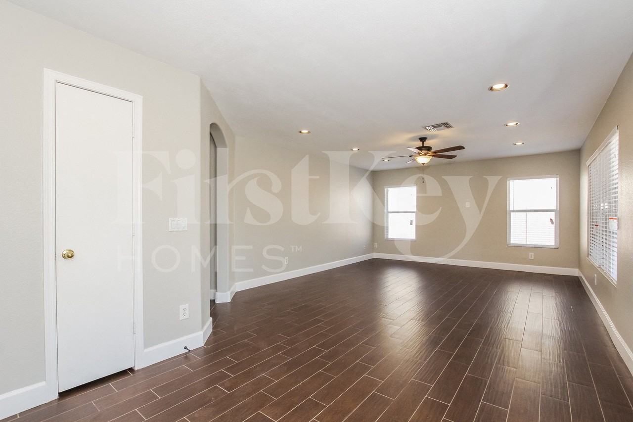 9156 W Quail Ave - Photo 4 of 15