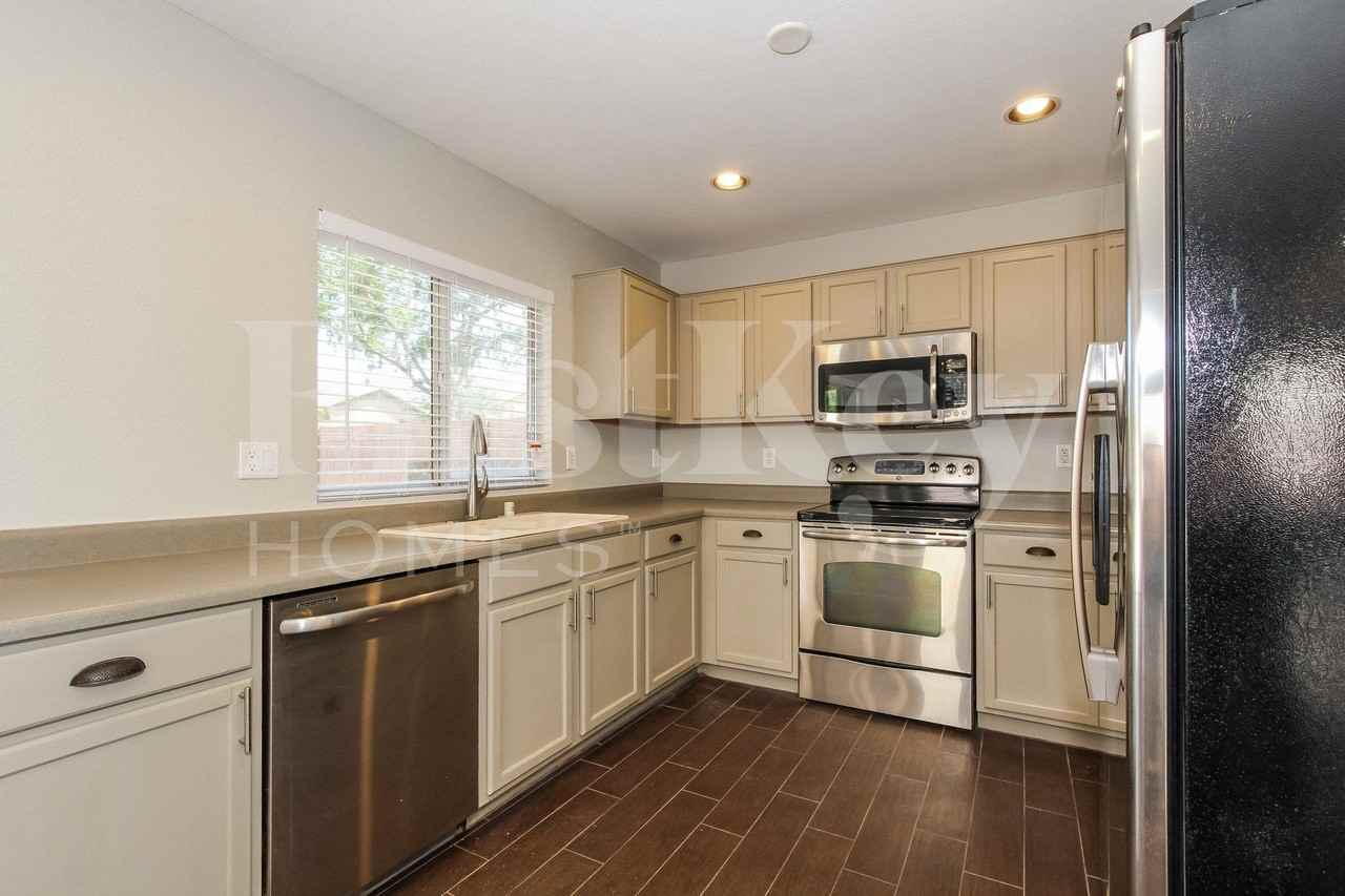 9156 W Quail Ave - Photo 5 of 15