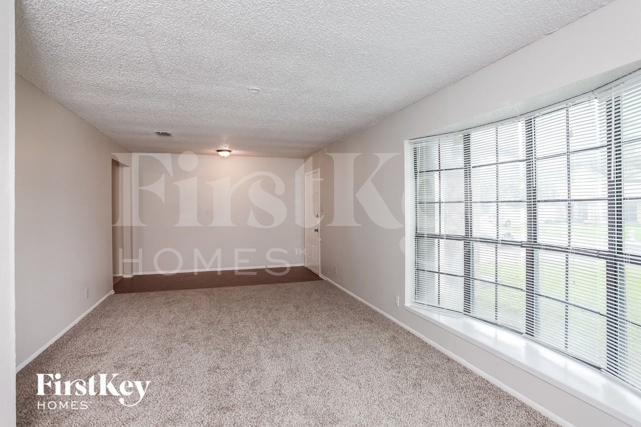 7527 Lincoln Village Dr - Photo 6 of 16