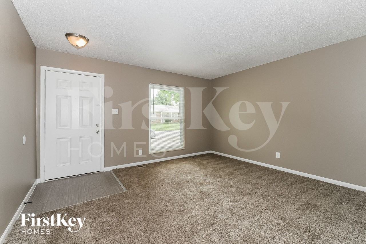 733 Watersedge Dr - Photo 3 of 15